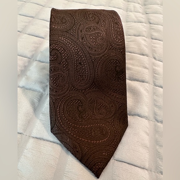 Michael Kors Other - Michael Kors Brown Paisley Silk & Poly Mens Tie. This is a amazing must see tie!
